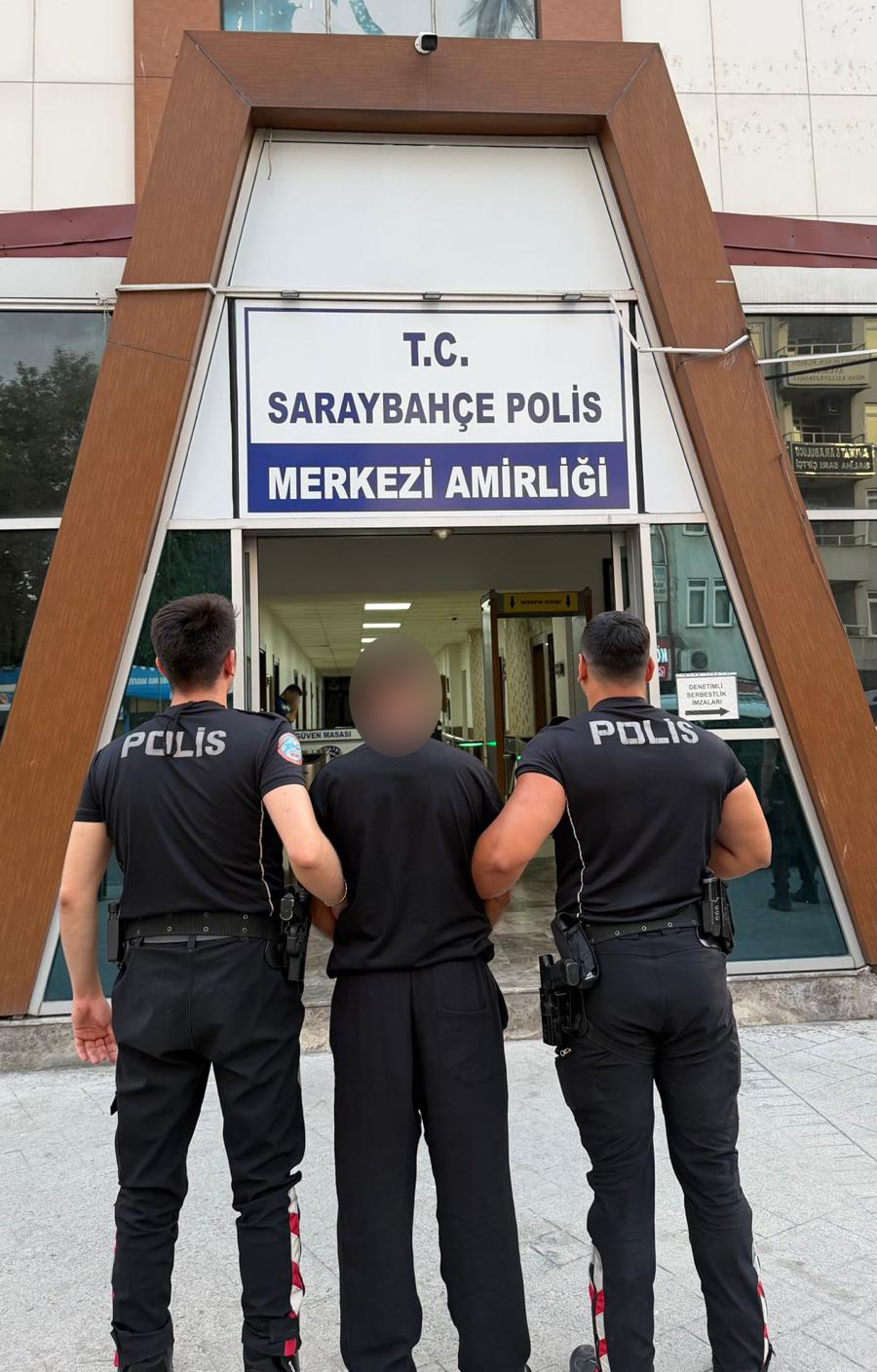 İzmit'te Dolandırıcılık Suçundan Aranan Şahıs Yakalandı