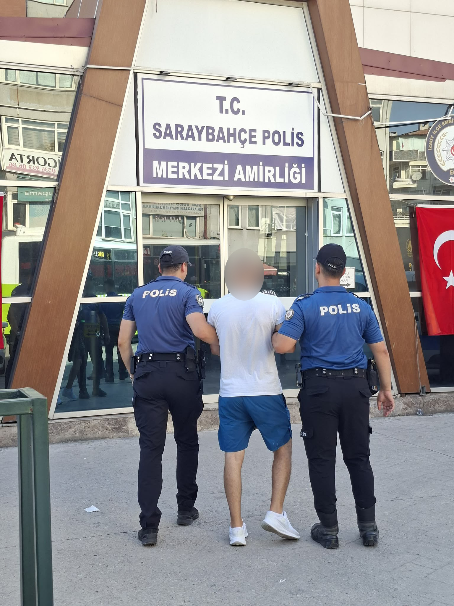 İzmit'te Aranan Hırsızlık Şüphelisi Yakalandı