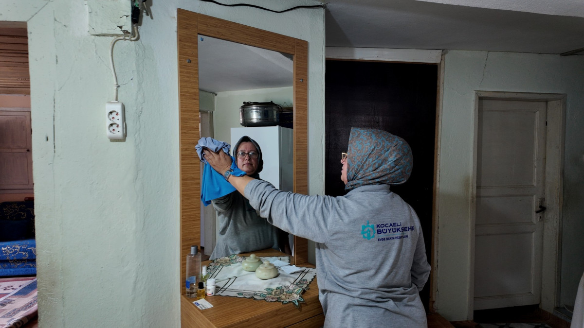 Kocaeli Büyükşehir Belediyesi, 2026'da 8 Bin Haneye Evde Bakım Hizmeti Sağladı
